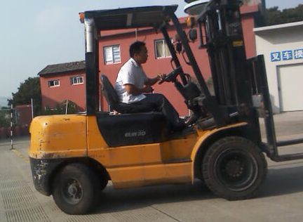 叉車(chē)