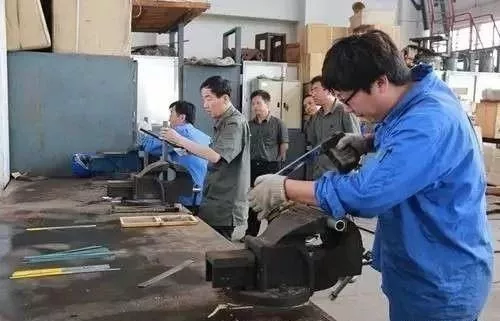 老江湖都知道，緊車工，慢鉗工，吊兒郎當(dāng)當(dāng)電工，不要臉的是焊工(圖2)